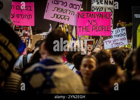 Tel Aviv, Israel. November 2024. Die Demonstranten skandieren Slogans, während sie während einer Demonstration Plakate halten. Tausende von Israelis gingen auf die Straßen des Landes, um eine weitere Woche in Folge Proteste zu veranstalten, die die Freilassung von 110 Geiseln forderten, die noch immer in Gaza gefangen gehalten werden, und um Neuwahlen zu veranstalten. Quelle: SOPA Images Limited/Alamy Live News Stockfoto