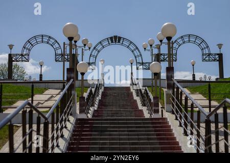 Symmetrische Licht- und Treppenarchitektur in Tschersk, Weißrussland Stockfoto