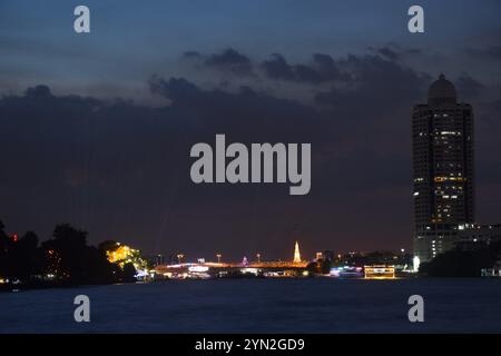 Landschaft von Phra Phuttha Yodfa Denkmal Brücke alte Brücke überqueren Cho phraya Fluss in der Nacht Stockfoto