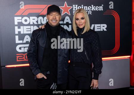 Donnie Wahlberg (L) und Jenny McCarthy nehmen am 23. November 2024 am FORMEL 1 HEINEKEN SILVER LAS VEGAS GRAND PRIX 2024 Red Carpet im F1 Paddock in Las Vegas, Nevada, Teil. (Foto: Travis P Ball/SIPA USA) Stockfoto