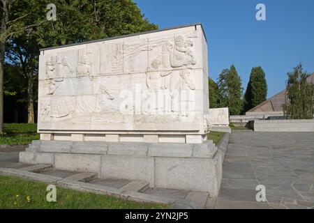 Einer von 16 Sarkophagen mit Reliefschnitzereien einer Kriegsszene. Sowjetisches Kriegsdenkmal, Treptower Park, Berlin, Deutschland. Stockfoto