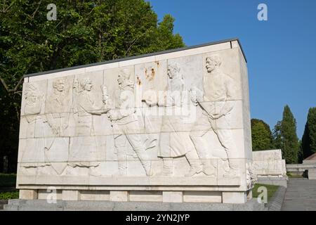 Einer von 16 Sarkophagen mit Reliefschnitzereien einer Kriegsszene. Sowjetisches Kriegsdenkmal, Treptower Park, Berlin, Deutschland. Stockfoto