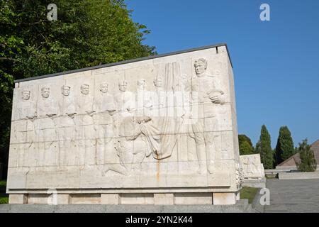 Einer von 16 Sarkophagen mit Reliefschnitzereien einer Kriegsszene. Sowjetisches Kriegsdenkmal, Treptower Park, Berlin, Deutschland. Stockfoto