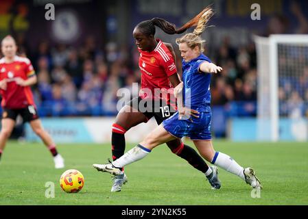 Erin Cuthbert von Chelsea (rechts) und Simi Awujo von Manchester United (links) kämpfen um den Ball während des Spiels der Barclays Women's Super League in Kingsmeadow, London. Bilddatum: Sonntag, 24. November 2024. Stockfoto