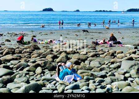 Junge alaskische Frau, die ein Buch liest, während sie sich im Sandy Beach State Park in Sitka, Alaska, USA, entspannt Stockfoto