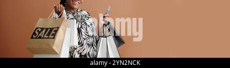 Lächelnder Käufer Mit Mehreren Einkaufstaschen Stockfoto