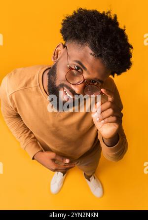 Junge Mann in Gläsern bei Kamera schaut begeistert Stockfoto