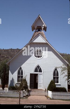 Phoenix, AZ. USA 1975. Pioneer Living History Museum 1863-19 das 90 Hektar große Freilichtmuseum Pioneer Arizona liegt abseits der Hektik des modernen Lebens in den schwarzen Felsenausläufern von Northern Phoenix. Schlendern Sie auf gepflasterten Wegen vorbei an den zwanzig historischen Gebäuden aus dem 19. Jahrhundert, die Pioneer Village bilden. Erkunden Sie die ursprünglichen Häuser der Menschen, die geholfen haben, den Wilden Westen zu zähmen. Sehen Sie die bezaubernde Blockhütte, in der der erste Senator von Arizona aufgewachsen ist. Schauen Sie durch die Gewehrhafen der „Flying V“, Heimat von John Tewksbury. Stockfoto
