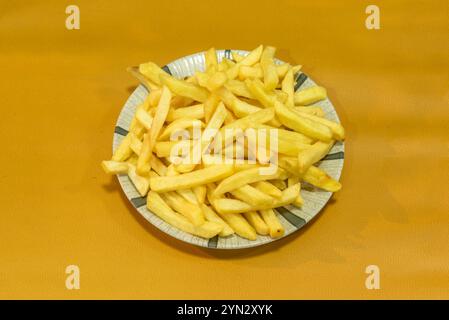 Pommes Frites, auch bekannt als Kartoffelchips, sind dünne Kartoffelscheiben, die außen goldbraun und knusprig, innen aber weich gebraten werden Stockfoto