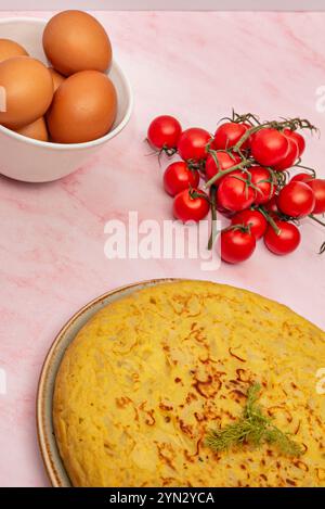 Das Kartoffelomelett ist ein vielseitiges Gericht, das sich an verschiedene Geschmäcker und Stile anpassen lässt Stockfoto