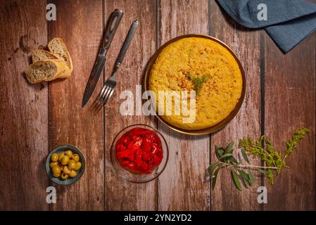 Tortilla de patatas, auch als spanisches Omelett oder Kartoffeltortilla bekannt, ist eines der repräsentativsten und beliebtesten Gerichte der spanischen Küche Stockfoto