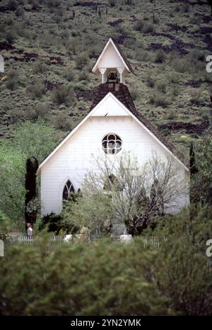 Phoenix, AZ. USA 1975. Pioneer Living History Museum 1863-19 das 90 Hektar große Freilichtmuseum Pioneer Arizona liegt abseits der Hektik des modernen Lebens in den schwarzen Felsenausläufern von Northern Phoenix. Schlendern Sie auf gepflasterten Wegen vorbei an den zwanzig historischen Gebäuden aus dem 19. Jahrhundert, die Pioneer Village bilden. Erkunden Sie die ursprünglichen Häuser der Menschen, die geholfen haben, den Wilden Westen zu zähmen. Sehen Sie die bezaubernde Blockhütte, in der der erste Senator von Arizona aufgewachsen ist. Schauen Sie durch die Gewehrhafen der „Flying V“, Heimat von John Tewksbury. Stockfoto