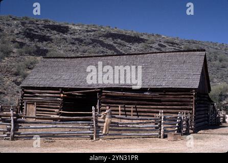 Phoenix, AZ. USA 1975. Pioneer Living History Museum 1863-19 das 90 Hektar große Freilichtmuseum Pioneer Arizona liegt abseits der Hektik des modernen Lebens in den schwarzen Felsenausläufern von Northern Phoenix. Schlendern Sie auf gepflasterten Wegen vorbei an den zwanzig historischen Gebäuden aus dem 19. Jahrhundert, die Pioneer Village bilden. Erkunden Sie die ursprünglichen Häuser der Menschen, die geholfen haben, den Wilden Westen zu zähmen. Sehen Sie die bezaubernde Blockhütte, in der der erste Senator von Arizona aufgewachsen ist. Schauen Sie durch die Gewehrhafen der „Flying V“, Heimat von John Tewksbury. Stockfoto