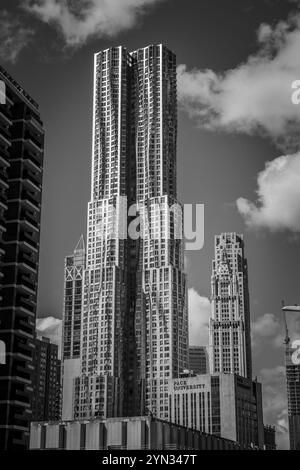 New York, USA: Lower Manhattan 8 Spruce Street, Woolworth Buildings und Blick auf die Pace University von der Brooklyn Bridge. Stockfoto