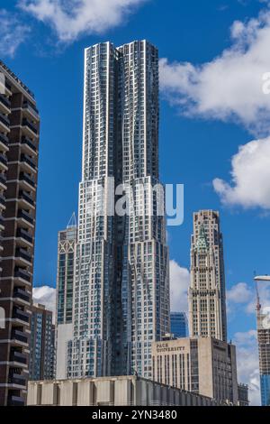 New York, USA: Lower Manhattan 8 Spruce Street, Woolworth Buildings und Blick auf die Pace University von der Brooklyn Bridge. Stockfoto