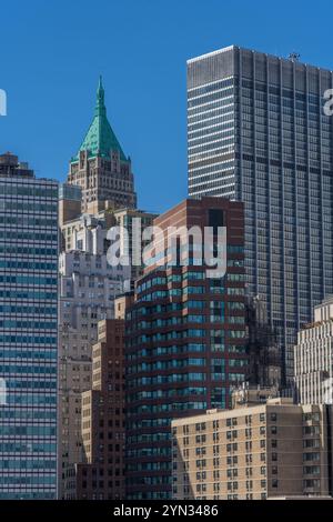 New York, USA: Blick auf die Skyline der Lower Manhattan Hochhäuser von der Brooklyn Bridge. Das historische Woolworth-Gebäude liegt oben. Stockfoto