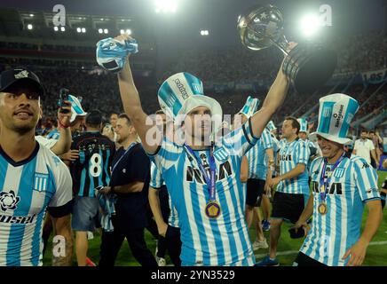 Asuncion, Paraguay. November 2024. Der argentinische Racing Club Stürmer Adrian Martinez (C) feiert mit der Trophäe, nachdem sein Team Cruzeiro aus Brasilien im Finale der CONMEBOL Copa Sudamericana im La Nueva Olla Stadion in Asuncion, Paraguay, am 23. November 2024 besiegt hat. Racing Club wird Champion, nachdem er Cruzeiro aus Brasilien mit 3:1 besiegt hat. Quelle: Alejandro Pagni/Alamy Live News Stockfoto