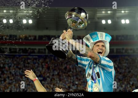 Asuncion, Paraguay. November 2024. Der argentinische Racing Club-Mittelfeldspieler Bruno Zuculini feiert mit der Trophäe, nachdem sein Team am 23. November 2024 im Finale der CONMEBOL Copa Sudamericana im La Nueva Olla Stadion in Asuncion, Paraguay, den brasilianischen Cruzeiro besiegt hat. Racing Club wird Champion, nachdem er Cruzeiro aus Brasilien mit 3:1 besiegt hat. Quelle: Alejandro Pagni/Alamy Live News Stockfoto