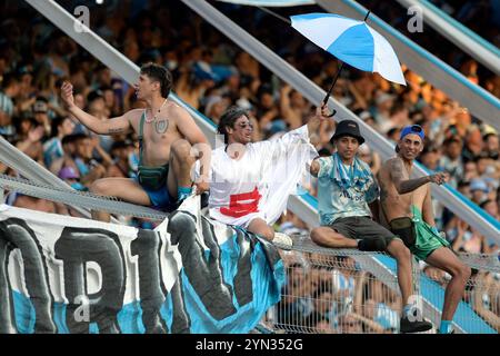 Asuncion, Paraguay. November 2024. Argentiniens Racing Club Fans feiern, nachdem sie Cruzeiro aus Brasilien im Finale der CONMEBOL Copa Sudamericana im La Nueva Olla Stadion in Asuncion, Paraguay, am 23. November 2024 besiegt haben. Racing Club wird Champion, nachdem er Cruzeiro aus Brasilien mit 3:1 besiegt hat. Quelle: Alejandro Pagni/Alamy Live News Stockfoto