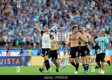 Asuncion, Paraguay. November 2024. Der argentinische Racing Club Spieler (L bis R), Adrian Martinez, Mittelfeldspieler Santiago Sosa, Mittelfeldspieler Baltasar Rodriguez und seine Assistenten feiern nach dem Sieg über Cruzeiro aus Brasilien im Finale der CONMEBOL Copa Sudamericana am 23. November 2024 im Stadion La Nueva Olla in Asuncion, Paraguay. Racing Club wird Champion, nachdem er Cruzeiro aus Brasilien mit 3:1 besiegt hat. Quelle: Alejandro Pagni/Alamy Live News Stockfoto