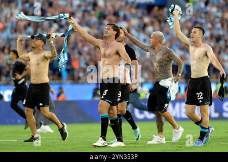 Asuncion, Paraguay. November 2024. Argentiniens Racing Club Spieler (L bis R) Mittelfeldspieler Santiago Sosa, Stürmer Adrian Martinez, Mittelfeldspieler Baltasar Rodriguez und Assistenten feiern nach dem Sieg über Cruzeiro aus Brasilien im Finale der CONMEBOL Copa Sudamericana am 23. November 2024 im La Nueva Olla Stadion in Asuncion, Paraguay. Racing Club wird Champion, nachdem er Cruzeiro aus Brasilien mit 3:1 besiegt hat. Quelle: Alejandro Pagni/Alamy Live News Stockfoto