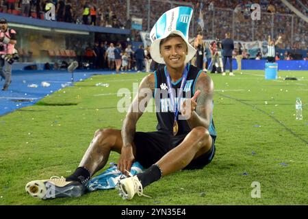 Asuncion, Paraguay. November 2024. Agustin Almendra feiert, nachdem sein Team im Finale der CONMEBOL Copa Sudamericana im La Nueva Olla Stadion in Asuncion (Paraguay) am 23. November 2024 den brasilianischen Cruzeiro besiegte. Racing Club wird Champion, nachdem er Cruzeiro aus Brasilien mit 3:1 besiegt hat. Quelle: Alejandro Pagni/Alamy Live News Stockfoto