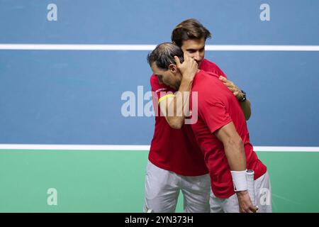 Malaga, Spanien. November 2024. MALAGA, SPANIEN – 19. NOVEMBER: Rafael Nadal vom Team Spanien reagiert mit David Ferrer Kapitän des Teams Spanien, nachdem er sein Einzelspiel gegen Botic van de Zandschulp vom Team Niederlande im Viertelfinale zwischen den Niederlanden und Spanien im Davis Cup Finale im Palacio de Deportes Jose Maria Martin Carpena am 19. November 2024 in Malaga, Spanien verlor. (Foto von Francisco Macia/Photo Players Images/Magara Press) Credit: Magara Press SL/Alamy Live News Stockfoto