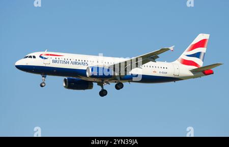 SANKT PETERSBURG, RUSSLAND - 21. AUGUST 2015: British Airways Airbus A320 (G-EUUR) vor der Landung auf dem Flughafen Pulkovo Stockfoto