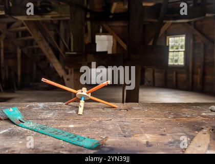 Blick durch ein Fenster in den ersten Stock der beebe Windmühle in bridgehampton, ny Stockfoto