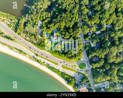 Aus der Vogelperspektive auf die lange Strandstraße und den Noyack Road Verkehrskreis und die Umgebung Stockfoto