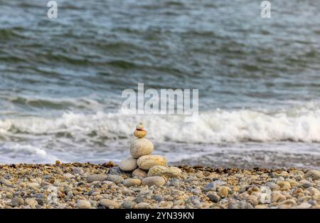Kleiner Steinstapel an einem Strand von montauk Stockfoto