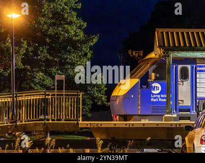 Vorderteil einer LIRR-Lokomotive in der greenport-Station bei Nacht Stockfoto