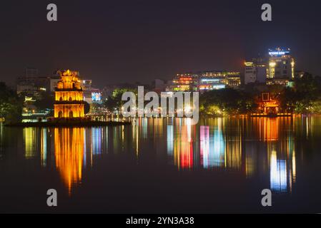 HANOI, VIETNAM - 13. DEZEMBER 2015: Nächtliches Panorama des Sees des zurückgekehrten Schwerts. Das historische Zentrum von Hanoi. Vietnam Stockfoto