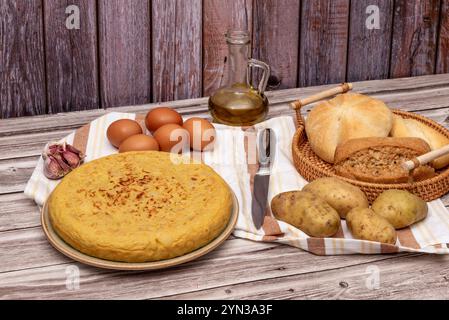 Tortilla Pincho, wie er in Bars in Spanien mit seinem typischen Arrangement mit einer Gabel serviert wird Stockfoto