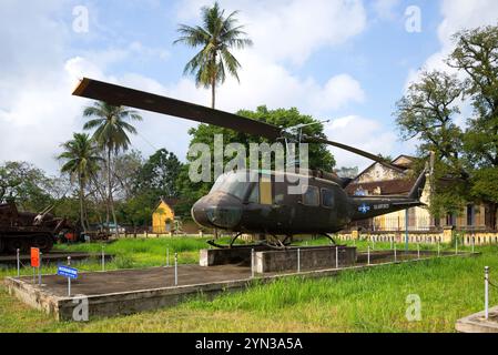 HUE, VIETNAM - 08. JAN 2016: American Bell UH-1 Iroquois Mehrzweckhubschrauber im Hue City Museum. Vietnam Stockfoto