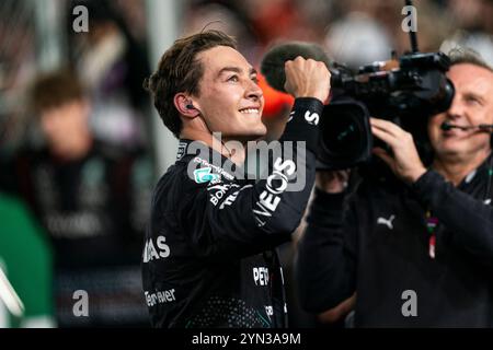 Las Vegas, Usa. November 2024. Der britische Formel-1-Pilot George Russell von Mercedes-AMG Petronas feiert am Samstag, den 23. November 2024, den Grand Prix von Las Vegas auf dem Las Vegas Strip Circuit in Las Vegas. Foto: Greg Nash/UPI Credit: UPI/Alamy Live News Stockfoto