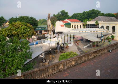 HANOI, VIETNAM - 9. JANUAR 2016: Flugzeugausstellung im Vietnam Army Museum. Hanoi Stockfoto