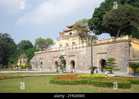 HANOI, VIETNAM - 10. JANUAR 2016: Blick auf die vordere Bastion mit dem Haupttor. Zitadelle von Hanoi, Vietnam Stockfoto