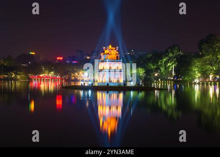 HANOI, VIETNAM - 10. JANUAR 2016: Nacht am Hoan Kiem Lake. Blick auf den Turtle Tower und die rote Brücke. Hanoi Stockfoto