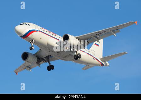 SANKT PETERSBURG, RUSSLAND - 17. FEBRUAR 2016: Airbus A319-112 (EI-ETP) von Rossiya Airlines vor der Landung auf dem Flughafen Pulkovo Stockfoto