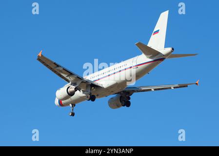 ST. PETERSBURG, RUSSLAND - 20. MÄRZ 2016: Airbus A319-111 VP-BIT) der Fluggesellschaft „Russia“ auf dem Endanflug vor der Landung auf dem Flughafen Pulkovo Stockfoto