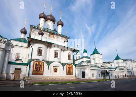 JAROSLAWL, RUSSLAND - 19. JULI 2019: Das antike Kirillo-Afanasjewski-Kloster an einem Juli-Morgen. Goldener Ring von Russland Stockfoto