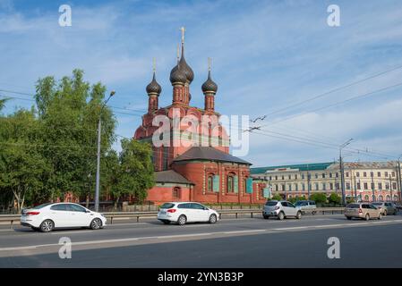 JAROSLAWL, RUSSLAND - 19. JULI 2019: Blick auf die alte Kirche der Epiphanik des Herrn (1684-1693) an einem sonnigen Julitag. Jaroslawl, Goldener Ring von R. Stockfoto