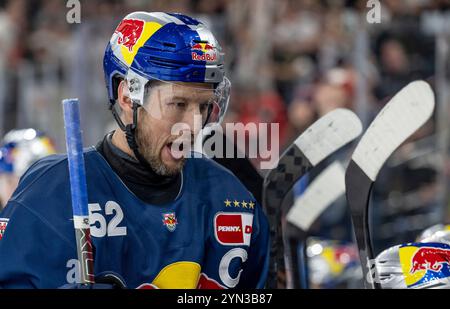 München, Deutschland. November 2024. Kapitaen Patrick Hager (EHC Red Bull Muenchen, #52). GER, EHC Red Bull München vs. Augsburger Panther, Eishockey, DEL, 19. Spieltag, Saison 2024/2025, 23.11.2024. Foto: Eibner-Pressefoto/Heike feiner Credit: dpa/Alamy Live News Stockfoto