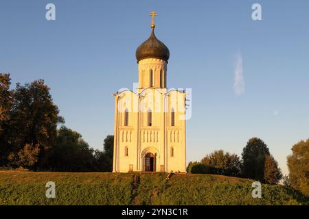 Die mittelalterliche Kirche der Fürsprache der Heiligen Jungfrau auf dem Nerl an einem sonnigen Septemberabend. Region Wladimir, Russland Stockfoto