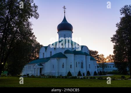 Blick auf die alte Kathedrale der lebensspendenden Dreifaltigkeit in der Alexandrowskaja Sloboda an einem Septemberabend. Alexandrow, Region Wladimir. Russland Stockfoto