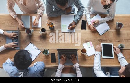 Business Team mit morgendlicher Unterweisung, Draufsicht Stockfoto