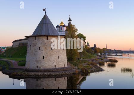 Der alte flache Turm des Pskower Kremls an einem Oktoberabend. Pskov, Russland Stockfoto