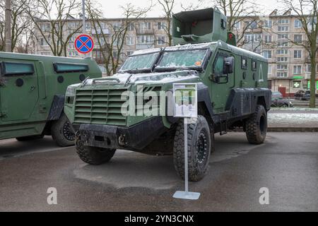 SANKT PETERSBURG, RUSSLAND - 5. NOVEMBER 2024: Kanadisches Panzerfahrzeug Roshel Senator. Ausstellung von Gefangener Ausrüstung von der Spezialoper Stockfoto