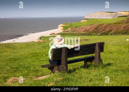 Großbritannien, England, Somerset, Quantocks, Kilve, Besucher auf einer Bank über dem Strand Stockfoto